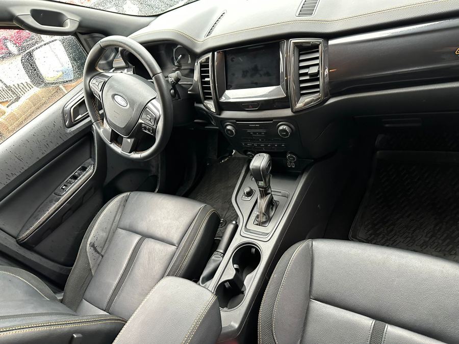 Nachher – gereinigte Mittelkonsole Ford Ranger