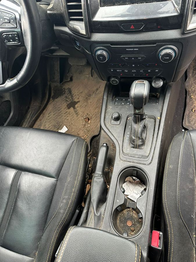 Vorher – verdreckte Mittelkonsole Ford Ranger